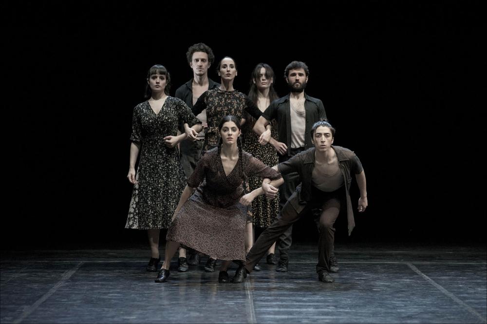 Nell’immagine il corpo di ballo della Compagnia “Balletto del Sud” durante una ripresa a porte chiuse (causa pandemia) per lo spettacolo “La luna dei Borboni” in scena l’8 aprile 2021 presso il Teatro Apollo a Lecce.
Lo spettacolo, ispirato all'omonima poesia di Vittorio Bodini, sotto l’autorizzazione e il patrocinio del Centro Studi Bodini, inscena le atmosfere evocative dell’area mediterranea raccontata dal poeta.
Il Sud è per Bodini - e per lo spettacolo - un'originale “invenzione”, che parte da una precisa realtà storica e geografica, con tutti i suoi problemi di natura sociale ed economica, e si elabora in una reinvenzione fantastica.
Atmosfera, costumi, abitudini di vita di una realtà concreta si trasformano in progetto futurista.
La situazione è sognante e rilass...