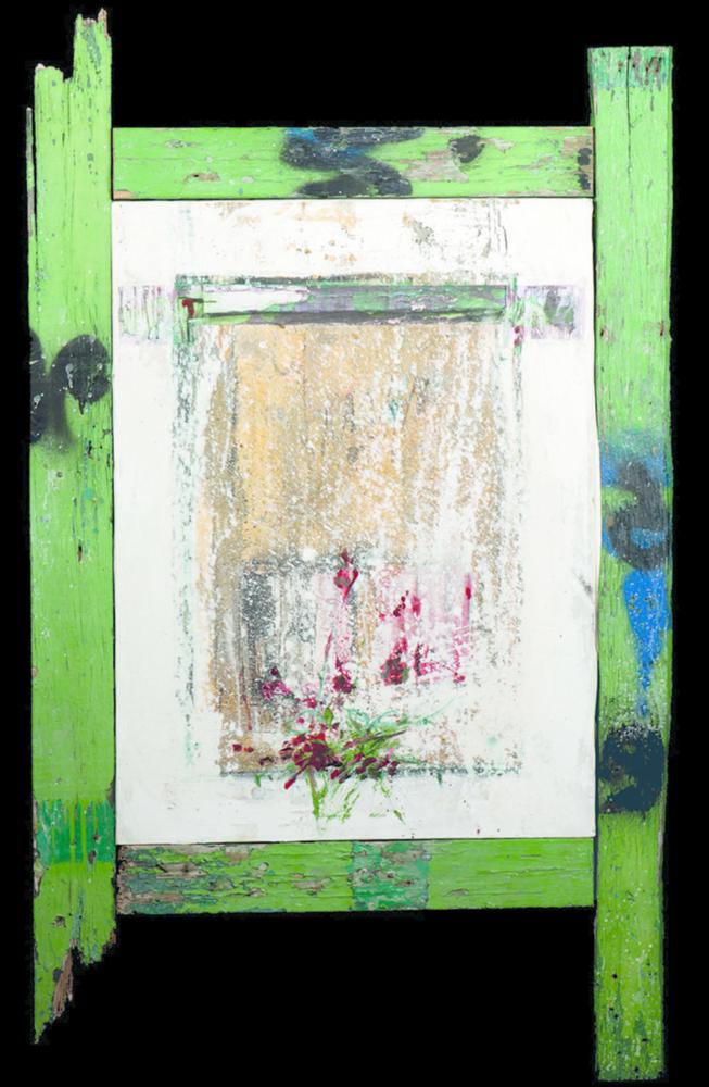 L'immagine digitale riproduce l'opera “Fiori in cornice verde” realizzata dal pittore pugliese Franco Valente. Attivo sin dagli anni '60 del secolo scorso, Valente si pone da subito come promotore della conoscenza e delle arti istituendo nella sua città natale, Molfetta, il centro culturale “Il Cavalletto”. La sua esperienza artistica parte dunque dalla Puglia e si completa negli anni con le diverse partecipazioni a collettive e rassegne d'arte in Italia e all'estero. Noto per le sue installazioni di porte e finestre chiuse, rovinate e destrutturate, Franco Valente, attraverso la sua arte, rievoca un passato ormai decadente che prende vita con pennellate di colore molto spesso dai toni freddi e acidi. Valente è dunque un grande esempio di artista che crea le sue opere l...
