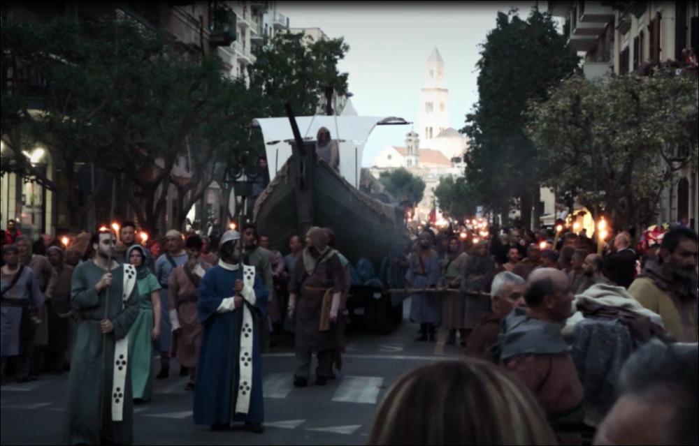 Il video è un montaggio di alcuni momenti catturati durante l'edizione 2015 del Corteo Storico dedicato alla Celebrazione di San Nicola, Patrono della città di Bari. La Traslazione delle ossa di San Nicola da Myra a Bari ad opera di 73 marinai - 62 quelli che secondo le fonti furono premiati dall'Abate Elia - fu un evento che cambiò definitivamente l'identità della città, che dal lontano 1087 è associata indissolubilmente alla figura del suo Patrono. Le celebrazioni in onore di San Nicola si attestano sin dai primi anni successivi alla traslazione, sia per ricordare il dies natalis (6 dicembre) che i giorni dell'arrivo dei marinai con le sue spoglie. Da allora si contraddistinguono da riti e messe solenni, processioni e fiere e dall'arrivo di migliaia di pellegrini, gen...