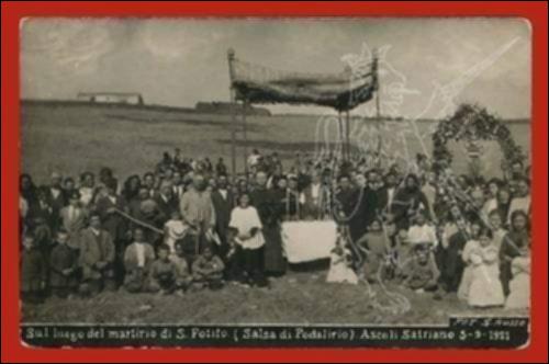 <div class="ql-editor"><div><span>Fotografia del pellegrinaggio alla Posta di San Potito, scattata il 5 settembre 1921 da S. Russo. La scena ritrae i fedeli sul luogo del martirio del santo, noto come Salsa di Podalirio, mentre partecipano alla tradizionale celebrazione all’aperto, che prevede messa e devozione popolare. L’immagine testimonia l’antica pratica del pellegrinaggio e la forte partecipazione della comunità ascolana alla festa patronale.</span></div><div><br></div><div>La festa patronale di <strong>San Potito</strong> è una delle celebrazioni più importanti per la comunità di Ascoli Satriano. Si svolge due volte l’anno: il <strong>14 gennaio</strong>, giorno del <strong>dies natalis</strong> del santo, e nella secon...