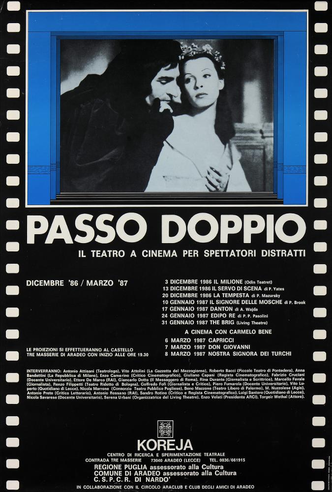 L'immagine riproduce il manifesto della rassegna "Passo doppio: il teatro a cinema per spettatori distratti" che ebbe luogo dal dicembre 1986 al marzo 1987 e fu promosso dal Centro di ricerca e sperimentazione teatrale Koreja, Assessorato alla Cultura della Regione Puglia, Comune di Aradeo con la collaborazione del Circolo Araclub ed il Club degli Amici di Aradeo. Sul manifesto è indicato il palinsesto puntuale delle proiezioni effettuate al Castello Tre Masserie di Aradeo, sede storica della compagnia. In programma "Capricci", "Don Giovanni" e "Nostra signora dei turchi", film che vedono Carmelo Bene nelle vesti di attore. Coerente con l'idea di una cultura internazionale propria di Koreja, la presenza di titoli stranieri come "Il servo di scena" di Peter Yates, "La te...