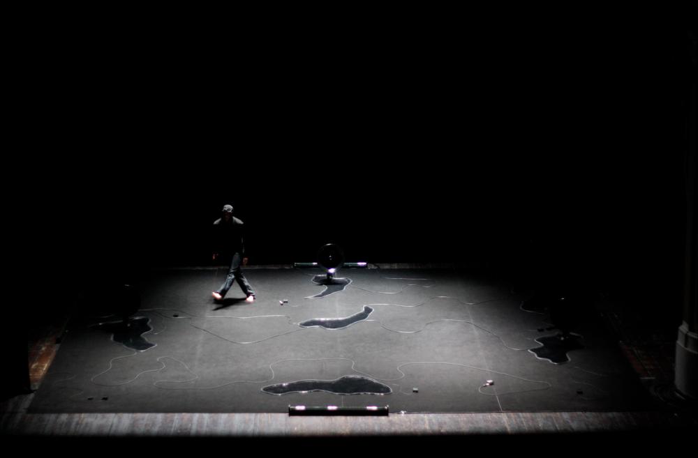 L'immagine fa parte di “Primavera dei Diritti", collezione digitale che raccoglie foto e video dell'omonima manifestazione promossa dalla Regione Puglia - Assessorato al Mediterraneo e realizzata dal Teatro Pubblico Pugliese dal 18 al 28 febbraio 2010 a Bari. La fotografia immortala il coreografo e danzatore Ouramdane in un momento della performance "Loin… (Far…)", andata in scena il 20 febbraio sul palco del Teatro Kursaal. Chiara l'interpretazione del viaggio come opportunità per rivisitare la propria identità ed i legami identitari nazionali, economici, etnici, culturali, psicologici o affettivi, che caratterizzano l'uomo manifestandosi anche attraverso i movimenti. Le nostre differenti espressioni sono il risultato dell'intrecciarsi del passato e dell'identità che a...