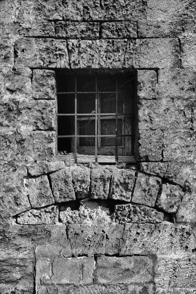 La fotografia è parte di una più ampia raccolta di fotografie realizzate per il progetto di censimento di 248 masserie pugliesi avviato da Giancarlo Chielli, professore del corso in Beni Culturali e Ambientali presso l'Accademia di Belle Arti di Bari. Il lavoro svolto ha dato vita al volume “Le masserie di Puglia come Bene Culturale” in cui sono presenti alcuni scatti di masserie pugliesi tra cui quella in oggetto. L'immagine cattura un dettaglio dell'antica struttura, nella quale si nota una finestra (chiusa da rete metallica in tempi recenti) al di sotto della quale è appena accennato l'inizio di un arco, del tutto murato. Situata in pieno contesto urbano, sul cavalcavia che unisce Viale Papa Giovanni XIII e Viale Pasteur a Bari dove un tempo si trovava la lama Lamber...