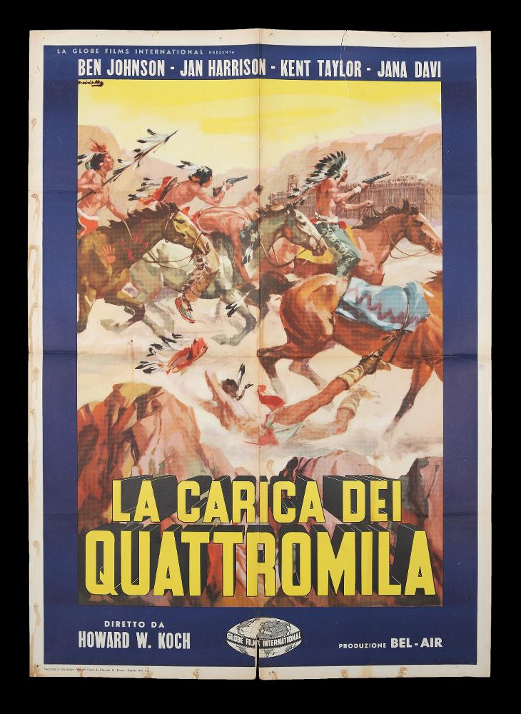 L'immagine riproduce uno dei manifesti conservati presso la Mediateca Regionale Pugliese (vedi Note). Si tratta della versione grafica per il manifesto del film western "La carica dei quattromila", a firma di Averardo Ciriello. Pittore dal linguaggio elaborato e dallo stile pittorico colto e maturo, sia nel ritratto che nelle scene narrative, Ciriello seppe caratterizzare le sue opere con l'uso di sfumature volumetriche, tocchi di colore morbidi "emotivi", che denotano una comunicazione visiva chiara e coinvolgente. Si ricorda come tra i più importanti disegnatori per manifesti del cinema italiano. Iniziò a lavorare come pubblicitario presso l’agenzia 'Non plus ultra' a Milano e poi presso la 'Ima', la più grande agenzia di pubblicità in Italia. Il suo talento come dise...