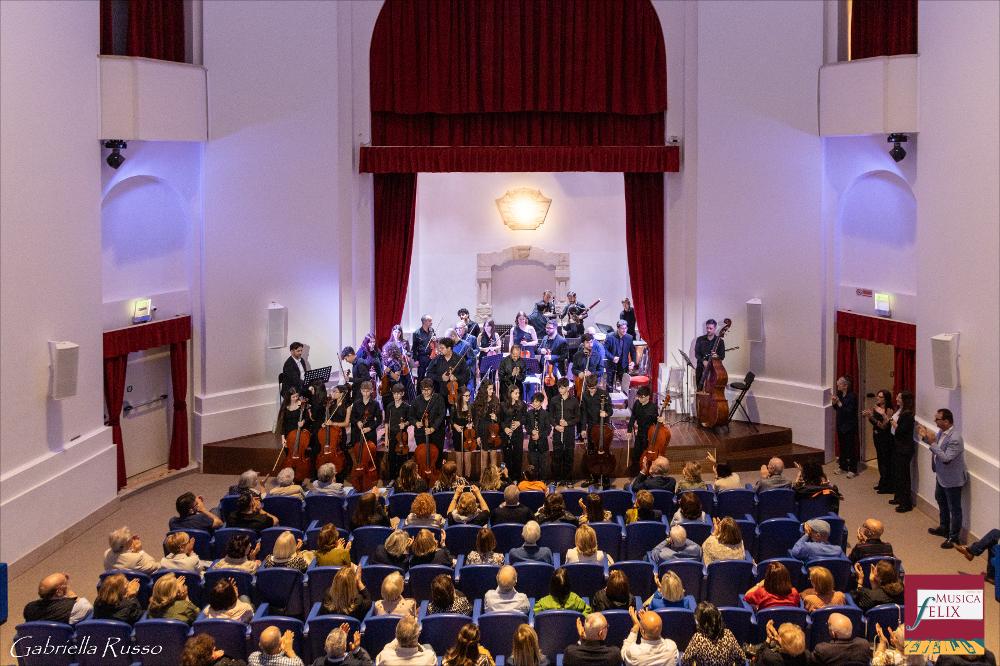 <div>L’immagine è tratta dal concerto “Amadeus, il catalogo è questo”, con l’Orchestra Suoni del Sud e l’Orchestra giovanile ArpinArts. Lo spettacolo è andato in scena nella serata del 25 maggio 2024 presso l’Auditorium Santa Chiara di Foggia, in occasione della IX Edizione di Musica Felix, la rassegna organizzata della Fondazione Apulia Felix Onlus, con la preziosa direzione artistica del musicista Dino De Palma, con otto spettacoli in cartellone dal 22 gennaio al 25 maggio 2024. Lo spettacolo, interamente dedicato ai capolavori di Mozart, rappresenta l’esito finale del laboratorio orchestrale del progetto ArpinArts, promosso dalla Fondazione Apulia Felix grazie al bando regionale “Radici e Ali”. Il l...