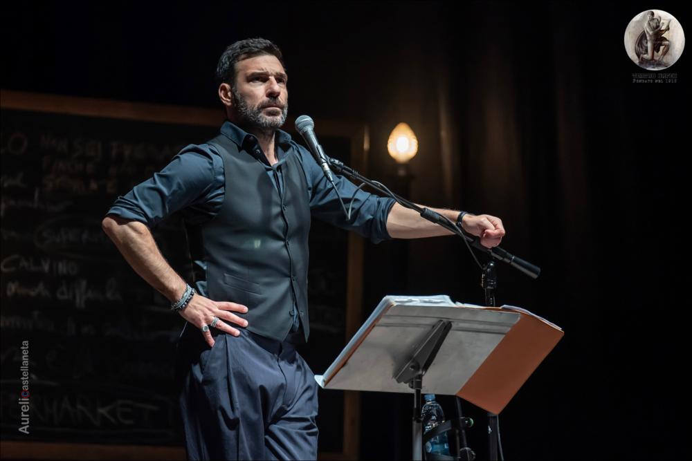 <div>Lo scatto racconta una scena dello spettacolo di Edoardo Leo “Ti racconto una storia”, portato in scena<strong> </strong>il 22 marzo 2024 al Cinema Teatro Orfeo di Taranto. In questo reading-spettacolo l’attore raccoglie vent’anni di appunti, ricordi e riflessioni ed unisce parole e musica per raccontare con ironia e sensibilità vari aspetti della vita umana. Alterna racconti, monologhi di autori celebri e testi contemporanei, insieme ad aneddoti personali, creando un percorso che fa sorridere e pensare, mostrando quanto comicità e poesia siano vicine.</div>