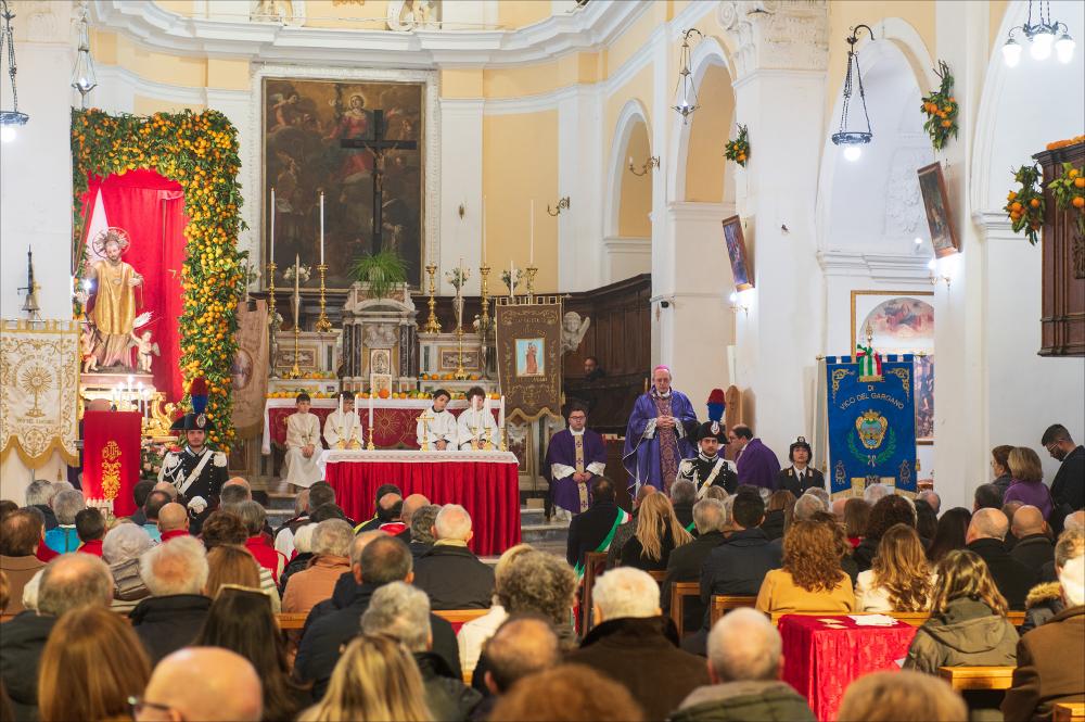 <div class="ql-editor"><div>Lo scatto fotografico cattura un momento della Santa Messa presieduta dal Vescovo, celebrata in onore di San Valentino, Patrono di Vico del Gargano (FG).</div><div>La Festa di San Valentino, che si celebra ogni 14 febbraio a Vico del Gargano, annoverato tra i “Borghi più belli d’Italia”, rappresenta uno degli appuntamenti religiosi e culturali più significativi della provincia di Foggia. San Valentino è venerato come Patrono del paese, degli innamorati e degli agrumeti, simbolo identitario ed economico del territorio.</div><div>La statua del Santo, collocata sul suo trono, viene ornata con circa tre quintali di agrumi e portata in solenne processione lungo le vie del borgo, addobbate anch’esse con arance...
