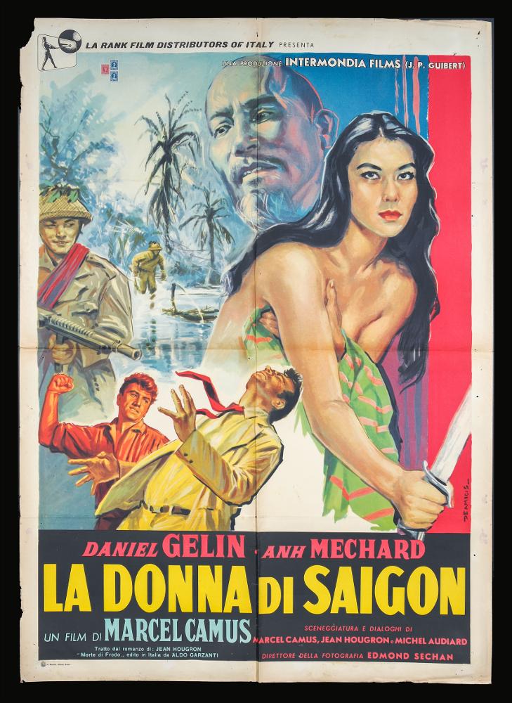 L'immagine riproduce uno dei manifesti conservati presso la Mediateca Regionale Pugliese (vedi Note). Si tratta di una delle versioni grafiche del manifesto del film “La donna di Saigon”, a firma di De Amicis (Aldo De Amicis). Illustratore romano, ha iniziato la sua carriera come vignettista del periodico a fumetti “Il Vittorioso”, opportunità che gli permise una maturazione stilistica tale da renderlo più sicuro e pronto per il mondo della cartellonistica. La composizione colpisce per la pittura morbida e realistica, la varietà delle tonalità di colori freddi e caldi utilizzati a contrasto, che ben rendono l'atmosfera orientale del Vietnam, paese in cui il film è ambientato. De Amicis usa sapientemente la luce per creare una composizione fatta di più momenti narrativi,...