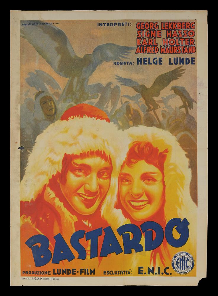 L'immagine riproduce uno dei manifesti conservati presso la Mediateca Regionale Pugliese (vedi Note). Si tratta di una delle fotobuste del film “Il bastardo” del 1940 per la regia di Helge Lunde e Gösta Stevens. In alto a sinistra si legge la firma del toscano Martinati (Luigi Martinati), fondatore con Anselmo Ballester e Alfredo Capitani dello studio BCM, società di produzione di manifesti per il cinema e da considerarsi uno degli interpreti della prima maniera del manifesto di cinema. La composizione grafica presenta alcune delle caratteristiche dello stile del pittore, come la presenza in primo piano di due grandi volti sorridenti, realizzati partendo dal dorato e giocando con le sue sfumature, colore che “illumina” tutta la scena. L’ambientazione nordica del film è ...