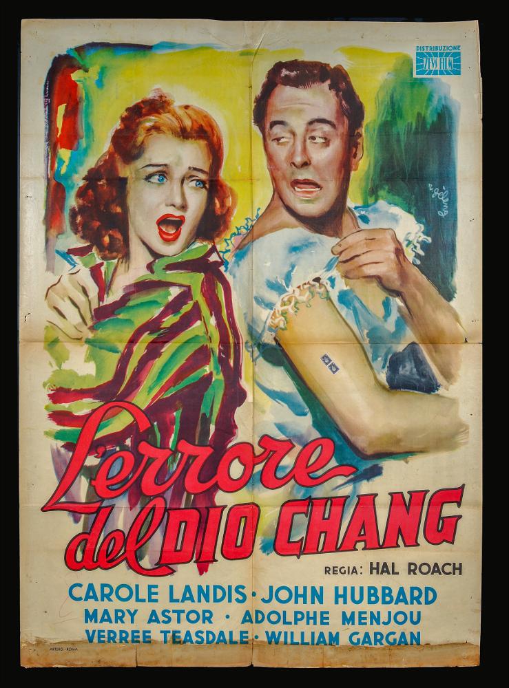 L'immagine riproduce uno dei manifesti conservati presso la Mediateca Regionale Pugliese (vedi Note). Si tratta di una delle versioni grafiche per il manifesto del film "L'errore del dio Chang", commedia americana degli anni ’40, a firma di Rinaldo Gèleng. Artista poliedrico ed eclettico, dopo gli studi d'arte, visse e lavorò per molti anni a Parigi, poi a Milano dove realizzò una serie di copertine per Mondadori e infine a Roma, dove realizzò alcuni manifesti per i film di Fellini. Il suo stile fresco e pittorico è fatto di pennellate liquide e sfumate, con spunti grafici originali, composizioni personali, in cui rivela la sua dote di ritrattista. Per il film realizza una vivace opera in cui si contrappongono di spalle i due attori Carole Landis e John Hubbard, che int...