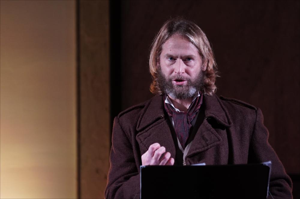 <div>Lo scatto racconta un momento dello spettacolo “Dostoevskij e Nabokov – Una Conversazione Impossibile”, diretto da Marinella Anaclerio con Simone Castano e Tony Marzolla, andato in scena il 14 novembre 2024 presso il Teatro AncheCinema di Bari.</div><div>Uno scontro immaginario tra due artisti su forma e pensiero della vera letteratura, tratto dalle lezioni americane di Nabokov e da lettere e articoli di Dostoevskij.</div>...