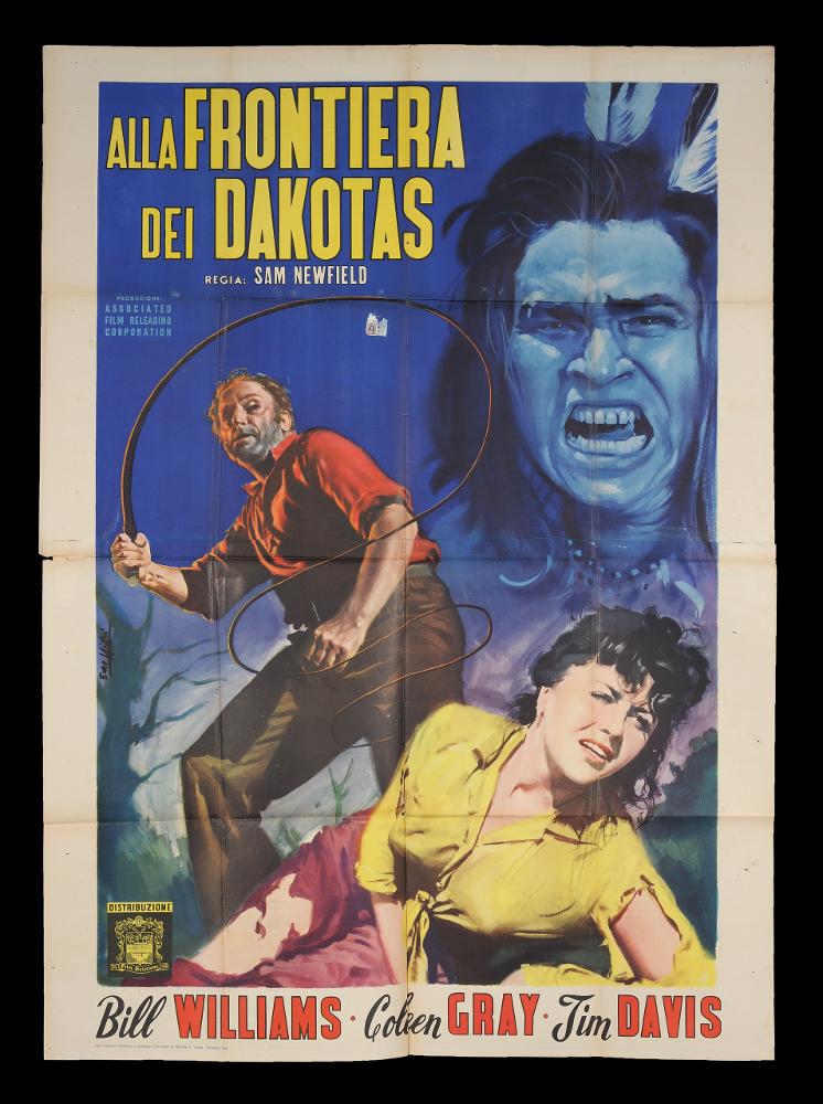 L'immagine riproduce uno dei manifesti conservati presso la Mediateca Regionale Pugliese (vedi Note). Si tratta di una delle versioni del manifesto del film "Alla frontiera dei Dakotas", a firma di Enzo Nistri. Pittore romano che firmò migliaia di manifesti per il cinema, Nistri si contraddistinse per un linguaggio maturo, uno stile semplice ed elegante che "si presta a raccontare ogni storia" (Baroni, 2018). Molti suoi lavori infatti si riconoscono per il tratto raffinato, ma al tempo stesso dalla forte intensità costruttiva data anche da un sapiente uso di giochi di luce e ombre, dei colori netti e spesso contrastanti, che aiutano a ben difinire le figure e le scene descritte. Notevole anche in questo caso il ritratto affascinante e drammatico dell'indiano sulla destr...
