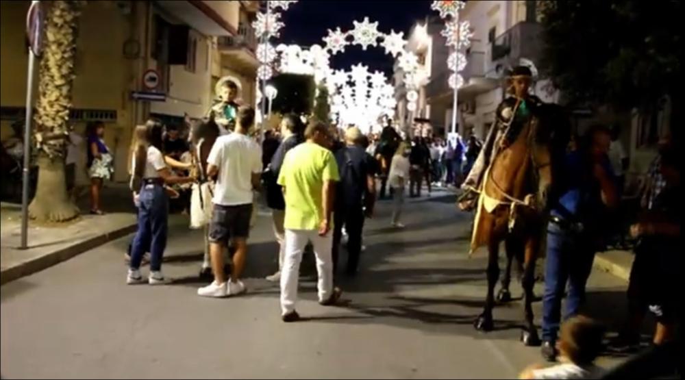 <div class="ql-editor"><div>Il video documenta la tradizionale <strong>cavalcata di San Rocco</strong>, uno dei momenti caratteristici della festa patronale di Palagiano. La manifestazione vede protagonisti i bambini a cavallo, vestiti con il tradizionale abito “sanrocchino”, che partecipano al corteo in onore del santo. La cavalcata richiama la tradizione degli antichi cortei storici pugliesi e rappresenta un momento di partecipazione e continuità della festa.</div><div><br></div><div>San Rocco è patrono principale di Palagiano dal 1853, anno della sua proclamazione ufficiale da parte della Congregazione dei Sacri Riti. Il suo culto, diffuso dai frati francescani sin dal XVI secolo, è legato alla devozione verso il santo come protettore dalle...