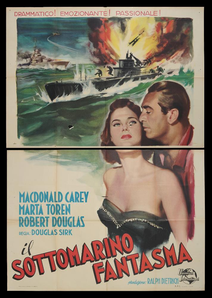 L'immagine riproduce uno dei manifesti conservati presso la Mediateca Regionale Pugliese (vedi Note). Si tratta di uno dei manifesti di grandi dimensioni (140x200) del film “Il sottomarino fantasma” del 1950 per la regia di Douglas Sirk. La firma che leggiamo sul lato a destra appartiene all’illustratore bolognese Giorgio Olivetti. Classe 1908, Olivetti caratterizza le sue prime opere da uno stile morbido, sfumato, fatto di acquerelli delicati che rendono il volume anche grazie ad un uso sapiente dei chiaroscuri. Indiscussi qui i due protagonisti immortalati in un momento sicuramente intenso, sensazione che lo spettatore percepisce a partire dagli sguardi tra i due; sullo sfondo l’esplosione del sommergibile, un mare in tempesta. La composizione, i colori fluidi e lo st...