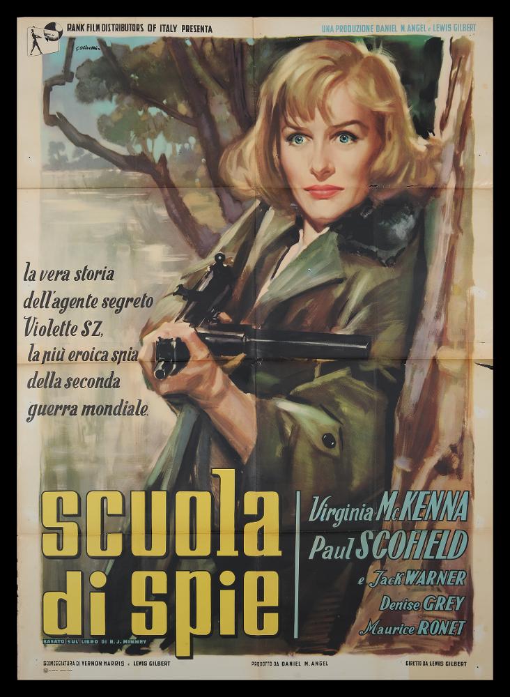 L'immagine riproduce uno dei manifesti conservati presso la Mediateca Regionale Pugliese (vedi Note). Si tratta di una delle versioni grafiche del manifesto del film inglese "Scuola di spie" del 1958, a firma dell'illustratore bolognese Giorgio Olivetti. Classe 1908, Olivetti caratterizza le sue prime opere da uno stile morbido, sfumato, fatto di acquerelli delicati che rendono il volume anche grazie ad un uso sapiente dei chiaroscuri. Davvero notevole è la composizione realizzata per il film dedicato alla vita di Violette SZ, "la più eroica spia della seconda guerra mondiale". Contraddistinto da eleganza formale e raffinatezza artistica, il manifesto mette in risalto a pieno la figura di Violette, interpretata dalla bella attrice Virginia McKenna. Posta in primissimo p...