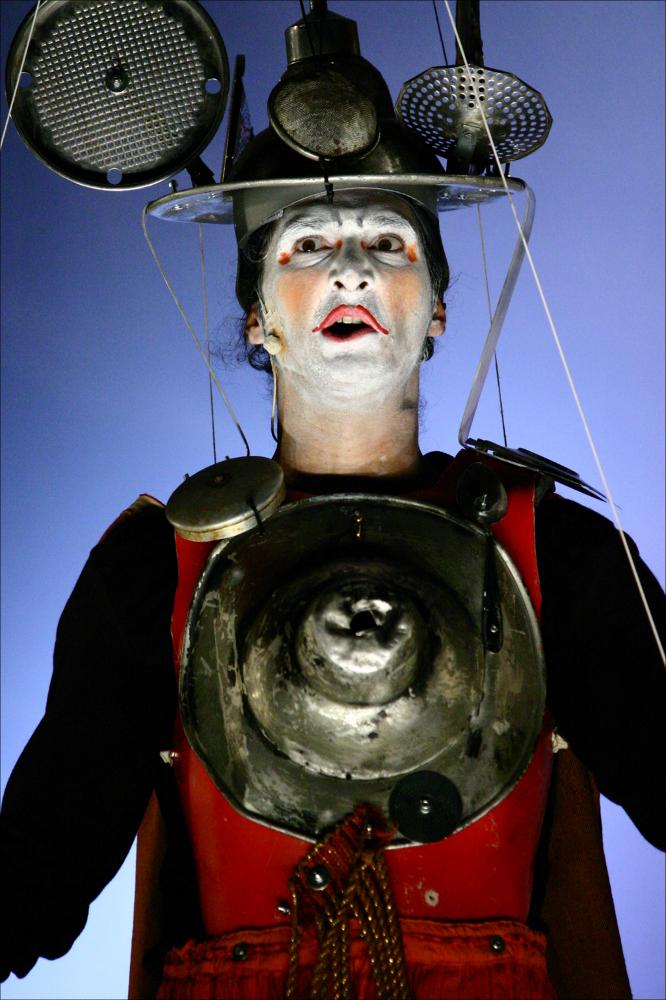 La fotografia in oggetto, ad opera di Elisa Manta, immortala un momento dello spettacolo “Paladini di Francia”, messo in scena dai Cantieri Teatrali Koreja di Lecce per la stagione 2015-2016 dedicata al Teatro Ragazzi. Giochi di bambini, marionette e pupi prendono vita per inscenare uno spettacolo colto e coinvolgente, ricco di citazioni e pure fluente: lo spettacolo di Francesco Niccolini, regia di Enzo Toma, è avvincente sapendo divertire, aprendo intanto spazi di commozione e delicata poesia nell'amata cornice di "Cosa sono le nuvole?" di Pier Paolo Pasolini, fonte d'ispirazione anche per la definizione dei personaggi, attori/pupi che ruotano intorno al loro Imperatore Carlo Magno. È in fondo la storia comica e tragica dei paladini di Carlo Magno, dall'arrivo a corte...