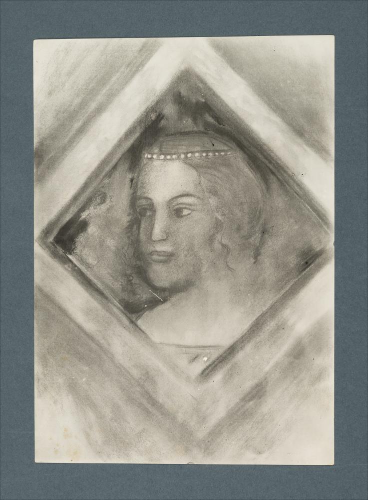 <div class="ql-editor"><div>Documentazione fotografica del medaglione con ”ritratto di <span>Antonia Del Balzo</span>" (XIV secolo) nell’intradosso dell’arco della Incoronazione, presso la cripta della Chiesa di San Francesco a Irsina (MT).</div><div class="ql-align-justify">L'immagine digitale fa parte della raccolta fotografica di Giuseppe Ceci (1863-1938), studioso delle arti figurative dell’Italia meridionale e tra i promotori delle Società di Storia Patria di Napoli e della Puglia. Tale raccolta si inserisce nel vivace clima culturale dell’Italia postunitaria, caratterizzato dal progressivo consolidarsi di una «coscienza nazionale» alimentata anche dal confronto e dal dialogo con le realtà storiche e culturali l...