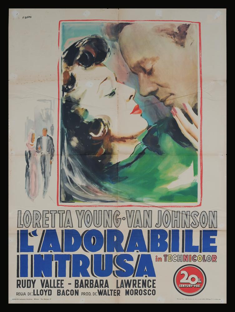 L'immagine riproduce uno dei manifesti conservati presso la Mediateca Regionale Pugliese (vedi Note). Si tratta di una delle versioni grafiche per il manifesto della commedia "L’adorabile intrusa" del 1949 per la regia di Lloyd Bacon. La firma che si legge è dell’illustratore Ercole Brini (E. Brini) maestro romano dal linguaggio delicato, riconoscibile per l'uso degli acquerelli che rendono le figure e le ambientazioni rappresentate come impalpabili e cariche di fascino. A colpire di questo manifesto è sicuramente la delicatezza delle immagini, i personaggi quasi evanescenti, un sogno appena percepito. Molto intenso il momento di tenerezza immortalato nel grande riquadro con i ritratti dei due protagonisti Loretta Young e Van Johnson; a lato, più piccola, è appena perce...