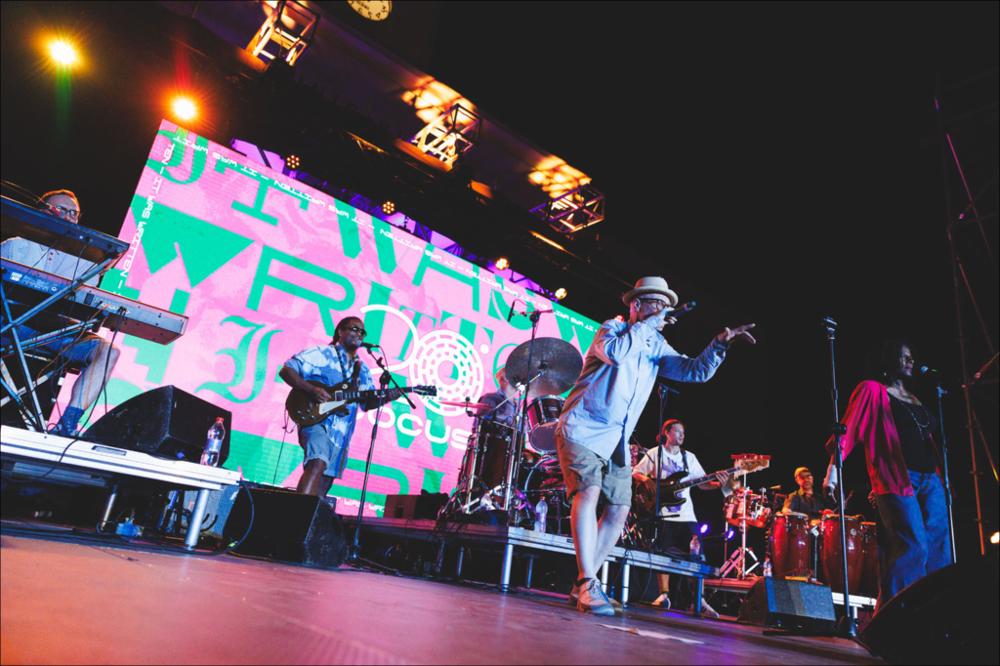 <div>Lo scatto immortala un momento del concerto dei <strong>Galliano</strong>, proposta internazionale curata da Musical Box. L’artista si è esibito a Locorotondo, nella storica Piazza Aldo Moro, l’8 agosto 2024 in occasione della XX edizione del Locus Festival. Icona britannica della club culture e dell’acid jazz, Galliano è tornato sulla scena dopo 25 anni, con un nuovo album di prossima uscita.</div>...