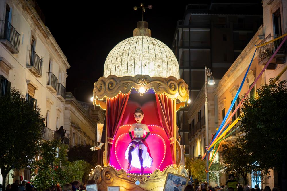 <p>Foto Carro Allegorico 2024, selezionato per la 630^ edizione del Carnevale di Putignano. Ass. Chiaro e tondo del M° cartapestaio Domenico Galluzzi.</p><p>Tema generale proposto dalla Fondazione: un viaggio nel tempo possibile grazie al misterioso composto “Farinelite N630”.</p>...