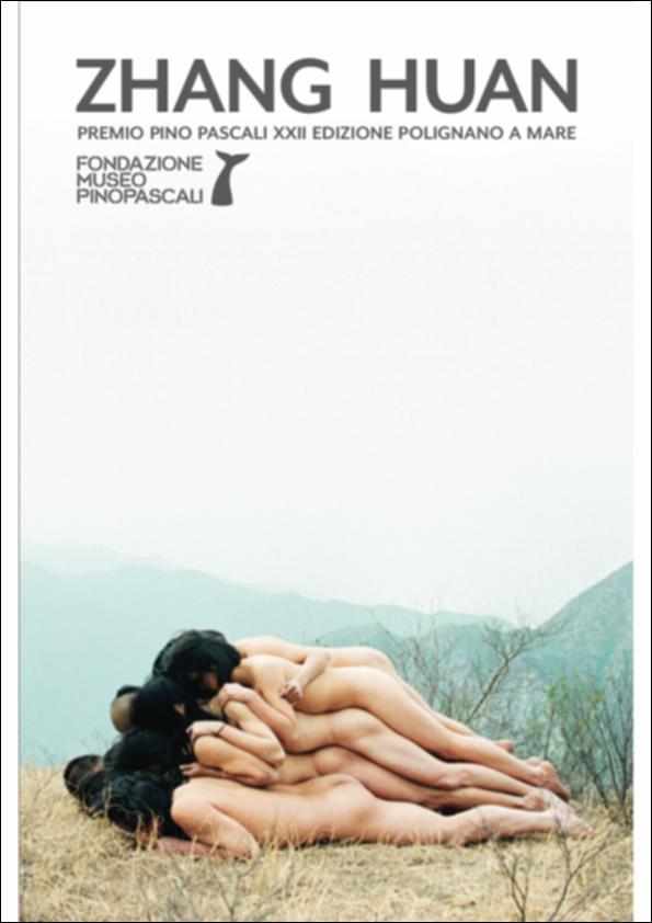 Il Premo Pino Pascali 2019 per la XXII Edizione è stato assegnato all’artista cinese Zhang Huan, artista di fama internazionale che spazia dalla performance alla fotografia, dalla scultura alla pittura al video.
Formatosi presso l’Accademia di Belle Arti di Pechino e dopo un periodo di 8 anni trascorso a New York, dal 2005 l’artista vive e lavora a Shanghai. All’inizio della sua carriera, negli anni ’90, il suo principale mezzo espressivo è il corpo, molto spesso nudo, che l’artista sottopone a condizioni di pericolosità elevate. Il suo linguaggio è volutamente eccessivo ed estremo, incentrato su tematiche politiche, culturali, sociali legate al contesto cinese, performance scabrose che mettono in scena sofferenze fisiche e che lo portano verso la fama e il successo in ...