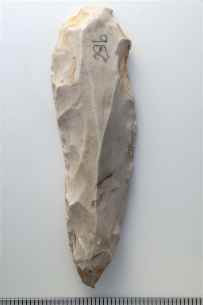 <div class="ql-editor"><div>Questo utensile in selce, proveniente dalla Grotta delle Veneri, era utilizzato da gruppi di cacciatori-raccoglitori durante la fase finale del Paleolitico superiore. La sua particolare forma gli permetteva di svolgere due funzioni: un’estremità poteva essere usata come grattatoio per lavorare le pelli, mentre l’altra, appuntita, poteva servire per incidere, fendere o perforare diversi materiali.</div></div>
