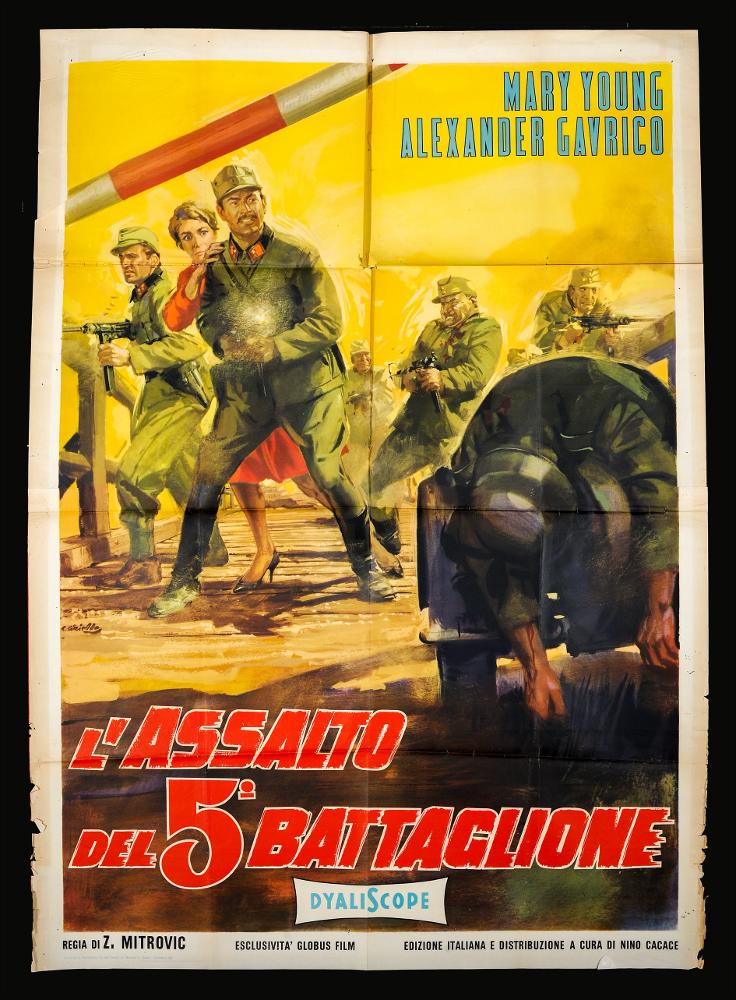 L'immagine riproduce uno dei manifesti conservati presso la Mediateca Regionale Pugliese (vedi Note). Si tratta, nello specifico di una delle versioni grafiche del manifesto del film “Assalto del 5° battaglione”, del 1959 per la regia di Zivorad Zika Mitrovic. L’illustratore del manifesto è Averardo Ciriello (A. Ciriello), come si evince dalla firma sul lato a sinistra. Emerge in questa rappresentazione il suo tipico tratto pittorico, caratterizzato da un uso del colore in funzione simbolica e fortemente emotiva, con un’attenzione, quasi maniacale, per il dettaglio e le sfumature. Si vedano ad esempio la cura nella rappresentazione dei singoli elementi che caratterizzano il manifesto oltre che la precisione nella rappresentazione dei personaggi. Colpisce la scelta di in...