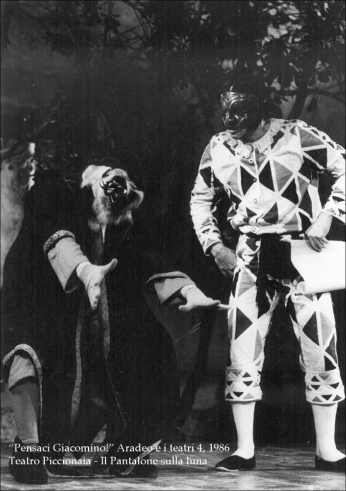 La fotografia in bianco e nero cattura uno dei momenti della performance “Il pantalone sulla luna”, messa in scena nel 1986 nell'ambito della rassegna “Aradeo e i Teatri” (4) inaugurata in quell'anno con il titolo “Pensaci Giacomino! Omaggio a Pirandello” per il cinquantenario della morte dello scrittore. La rassegna divenne un vero e proprio appuntamento con il teatro sperimentale che la compagnia Koreja, nata nel 1983 nel piccolo borgo salentino di Aradeo, portò avanti sin dall'anno della sua fondazione. Lo spettacolo del Teatro Piccionaia, nato nel 1975, è una rielaborazione del ‘dramma giocoso' “Il Mondo della Luna” scritto da Carlo Goldoni nel 1743, a partire dal canovaccio di Roland de Fatouville “Arlequin Empereur dans la lune” del 1686. Il regista e attore Titin...