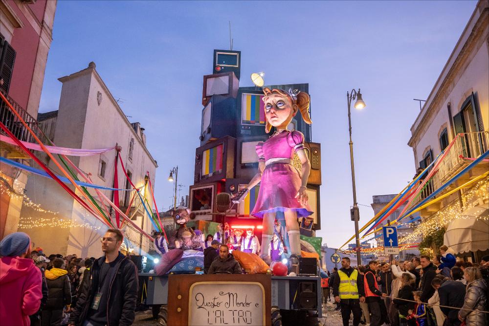 <p>Foto Carro Allegorico 2024, selezionato per la 630^ edizione del Carnevale di Putignano. Ass. Carta.. Pestando dei M° cartapestai Pinuccio Nardelli e Diego Simone.</p><p>Tema generale proposto dalla Fondazione: un viaggio nel tempo possibile grazie al misterioso composto “Farinelite N630”.</p>...
