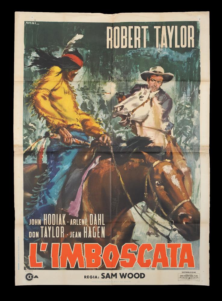 L'immagine riproduce uno dei manifesti conservati presso la Mediateca Regionale Pugliese (vedi Note). Si tratta di una delle versioni grafiche del manifesto di "L'imboscata", film western del 1949. L'illustratore Morini firma questa bellissima composizione, molto descrittiva, in cui sceglie di rappresentare un'unica grande scena del film. Lo sfondo, nei toni del verde, nasconde tra i colori alcuni indiani in corsa, raffigurati con pennellate e schizzi molto rapidi, quasi astratti. I protagonisti in primo piano sono rappresentati con un punto di vista ravvicinato, bella la figura del cavallo che taglia la composizione. L'insieme è completato dal titolo, che con i suoi caratteri spigolosi accentua la resa dinamica di tutto l'impianto grafico....