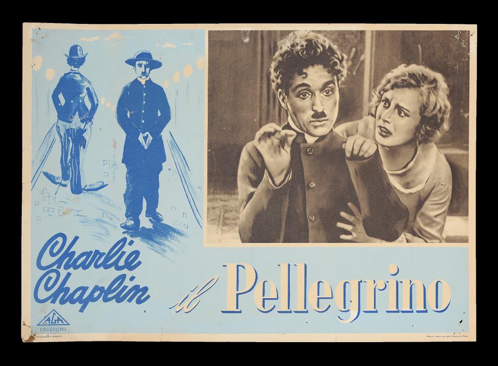 L'immagine riproduce uno dei manifesti conservati presso la Mediateca Regionale Pugliese (vedi Note). Si tratta di uno dei soggetti della fotobusta de "Il Pellegrino", film degli anni '20 diretto ed interpretato da Charlie Chaplin. La composizione si presenta molto lineare, nei toni del celeste e blu che danno evidenza a tutti - i seppur pochi - elementi. Come si nota, sono riportati i soli dettagli del titolo e del nome dell'attore britannico, uno dei più importanti e influenti cineasti del XX secolo, che con questo (ultimo) lungometraggio volle denunciare con una violenta satira una chiesa bigotta e ipocrita nei costumi e nelle consuetudini. La sua ironia pungente e amara si rivede infatti nelle scene scelte per la serie dei soggetti della fotobusta, come nella fotogr...