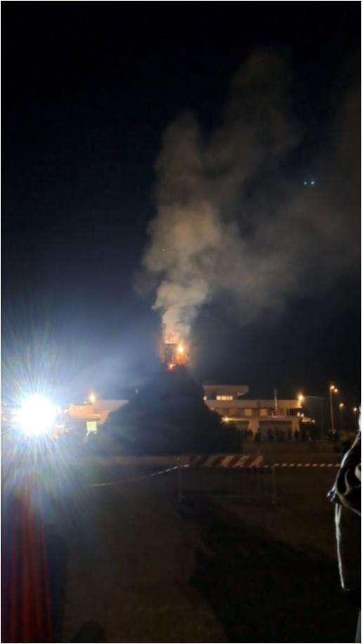 <div class="ql-editor"><div>L’accensione della “focareddra”, tradizionale falò realizzato con fascine di legna d’ulivo, è uno dei momenti centrali della festa patronale di San Vincenzo a Miggiano. In sottofondo si sente l’inno dedicato al Santo, che accompagna l’avvio del rito.</div><div><br></div><div>La <strong>festa patronale di San Vincenzo di Saragozza</strong> si celebra a <strong>Miggiano il 22 gennaio</strong> ed è uno degli eventi più sentiti dalla comunità, che lo venera come protettore dal <strong>1616</strong>. I festeggiamenti sono preceduti da una novena e culminano con la <strong>processione della statua del santo</strong>, portata a spalla dalle confraternite per le vie del paese addobbate.</di...