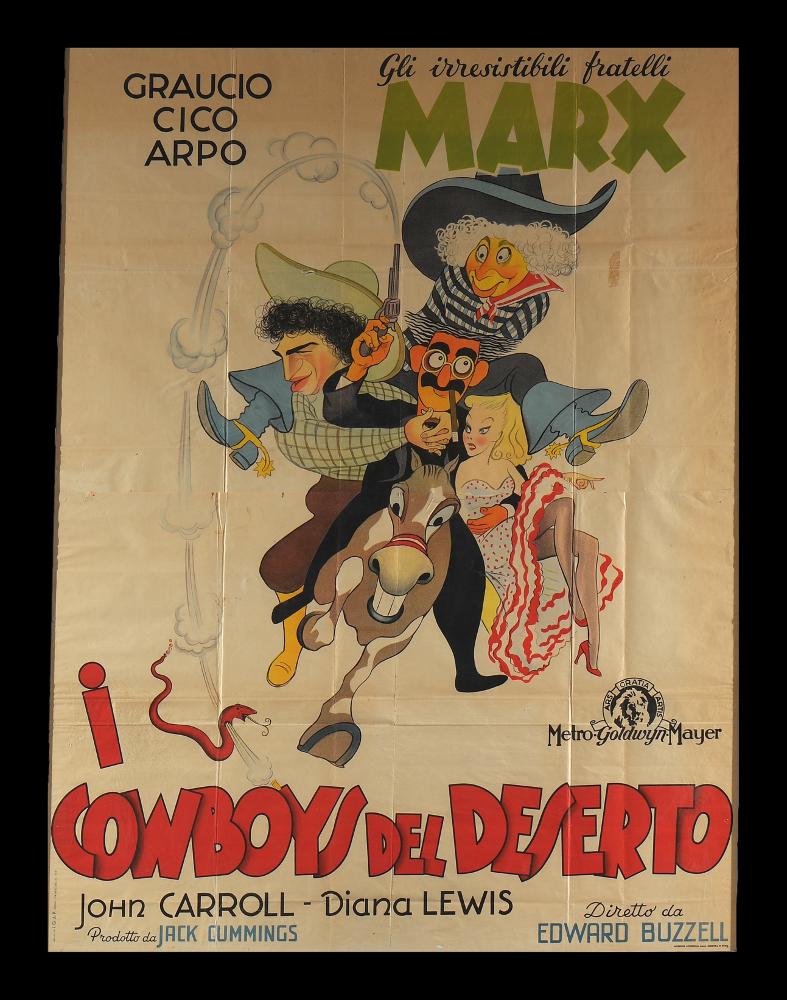 Il manifesto presenta lo stile dei manifesti realizzati per i film dei fratelli Marx che con un effetto caricaturale permette di riconoscere il famoso trio comico. Il manifesto originale è conservato nell’Archivio della Mediateca Regionale Pugliese....