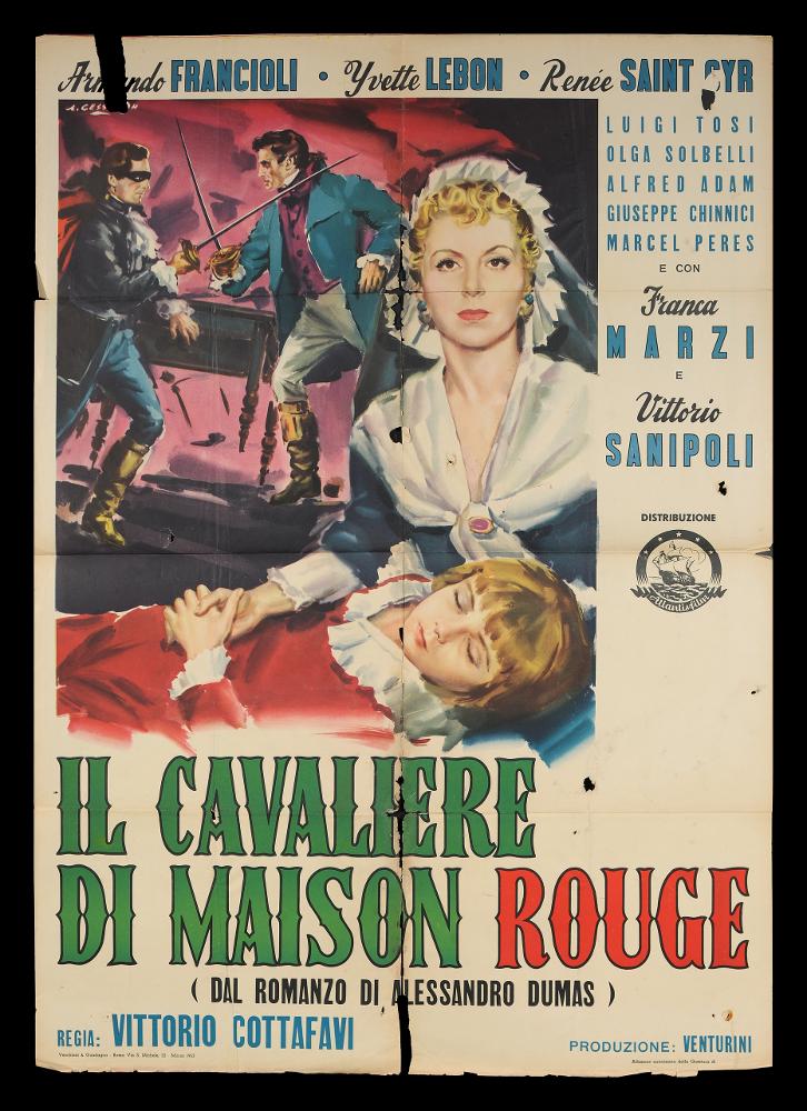 L'immagine riproduce uno dei manifesti conservati presso la Mediateca Regionale Pugliese (vedi Note). Si tratta di uno dei due manifesti del film “Il Cavaliere di Maison Rouge” del 1953 per la regia di Vittorio Cottafavi. Il manifesto, come il primo conservato nella stessa collezione, è a firma del famoso pittore, illustratore e grafico veneto Angelo Cesselon, che nel dopoguerra cominciò a realizzare bozzetti pittorici per i manifesti di diverse case cinematografiche. La composizione grafica si concentra sul lato sinistro e evidenzia due scene narrative del film. L’uso di un cromatismo dinamico è evidente grazie alle pennellate repentine. In primo piano il volto femminile è luminoso e serafico, più scura e cupa la scena di duello rappresentata sullo sfondo. Per il titol...