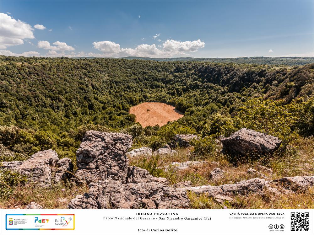La Dolina Pozzatina, un vero e proprio anfiteatro naturale nel Parco Nazionale del Gargano: il perimetro della conca è gigantesco, ricco di vegetazione lussureggiante che ricopre le vaste pareti per giungere fino al fondo impermeabile e argilloso della cavità.
All’interno di questa enorme conca ci sono tre piccole grotte, opere d’arte naturali generate nel corso dei millenni dal lento lavorio dell’acqua sulla friabile terra carsica. 
L’immagine digitale fa parte della raccolta di fotografie prodotte da Carlos Solito per il Progetto digitale “Sillabario sotterraneo – Viaggio dantesco nelle Grotte di Puglia” – realizzato nell’ambito della LEGGE REGIONALE 30 dicembre 2020, n. 35 - art. 39 “Cavità pugliesi e opera dantesca - Celebrazioni 700 anni dalla morte di Dante Alighi...