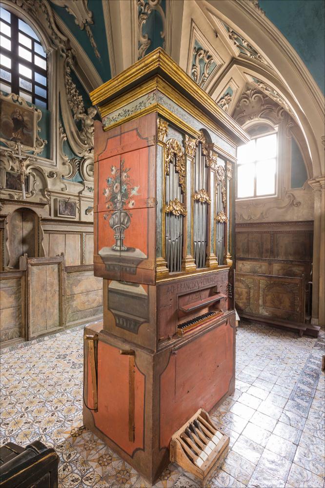 L'organo rappresentato nell'immagine digitale è collocato nella chiesa di S. Benedetto a Massafra. L’edificio fu costruito grazie ad un lascito della nobildonna Maddalena Capreoli. I lavori già iniziati nel 1689 si conclusero nel 1744 grazie al contributi di un’altra nobildonna Brigida Grimaldi. Il progetto è attribuito all’ing. Donato Toselli, sebbene tuttavia alcuni storici credono di poter affidare la paternità dell’impianto a frate Benedetto delle Scuole Pie, in quegli anni impegnato nella costruzione del convento. L’edificio ad aula unica presenta una serie di cappelle laterali, la decorazione a stucco, risalente al 1764, è opera di Saverio Amodio da Taranto. Maestosa è la macchina dell’altare maggiore. Si segnalano inoltre le tele del pittore Domenico Carella. Nel...