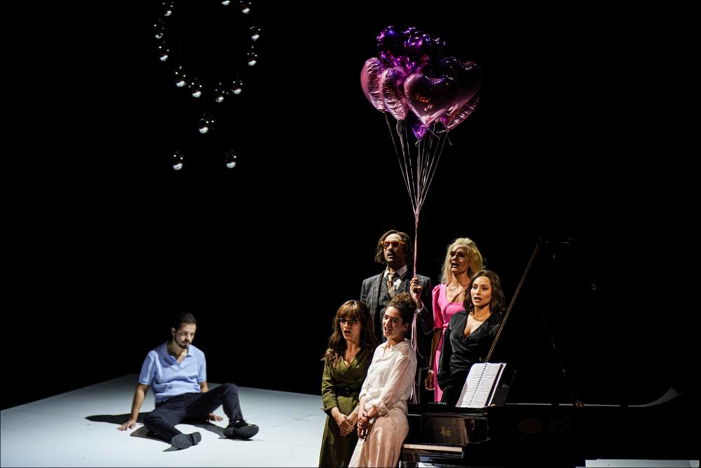 <div>Scena da<strong> <em>L’Orazio</em></strong> di Pietro Auletta, dramma giocoso su libretto di Antonio Palomba, presentato il <strong>22 e 25 luglio 2023</strong> al <strong>Teatro Verdi</strong> di Martina Franca. L’opera, proposta in <strong>prima rappresentazione in tempi moderni</strong> nell’edizione critica curata da Bernardo Ticci, è diretta da <strong>Federico Maria Sardelli</strong> con la regia di <strong>Jean Renshaw</strong>. Scene e costumi sono firmati da <strong>Lisa Moro</strong>. In scena l’<strong>Orchestra Barocca Modo Antiquo</strong> e un cast guidato da Shira Patchornik, Valeria La Grotta, Martina Licari, Natalia Kawałek, Camilo Delgado Díaz e Matteo Loi.</div>...