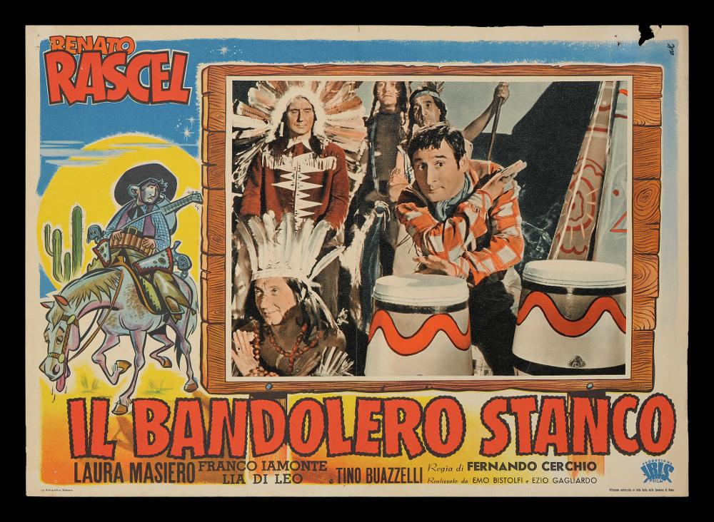 L'immagine riproduce uno dei manifesti conservati presso la Mediateca Regionale Pugliese (vedi Note). Si tratta di una delle fotobuste del film “Il bandolero stanco” del 1952 per la regia di Fernando Cerchio. La sigla che troviamo in alto a destro a.K. dovrebbe appartenere all’illustratore S. Kremos. Nome d'arte di Niso Ramponi, fu un disegnatore dalle qualità eccezionali; seppe contraddistinguersi per il suo stile fumettistico che esaltava la donna, con forme sensuali volutamente accentuate, in pieno stile pin-up. Non a caso, fu ironicamente soprannominato il "Sovrano di donnine" de ‘Il Travaso’, uno dei più popolari giornali umoristici italiani del Novecento. La collaborazione con il giornale iniziò nel 1948 e le sue figure femminili in copertina portarono ad un aumen...