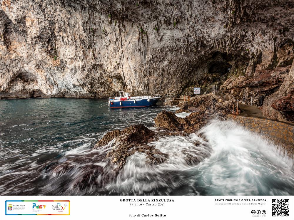 Sulla costa rocciosa del litorale salentino si apre un antro scuro e inquietante, arduo e forse pericoloso punto d’approdo per i naviganti del passato, ma di una bellezza sorprendente, opera della potenza del mare e delle sue onde divoratrici.
È la grotta della Zinzulusa, a Castro, una delle più note e visitate della costa italiana. La grande caverna di ingresso si impone con la sua chioma di stalagmiti bitorzolute che pendono dal soffitto. Qui le chiamano zinzuli, ovvero stracci, e danno il nome alla Grotta.
L’immagine digitale fa parte della raccolta di fotografie prodotte da Carlos Solito per il Progetto digitale “Sillabario sotterraneo – Viaggio dantesco nelle Grotte di Puglia” – realizzato nell’ambito della LEGGE REGIONALE 30 dicembre 2020, n. 35 - art. 39 “Cavità ...
