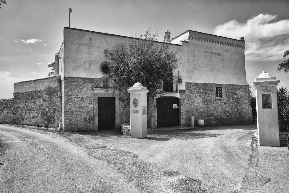 La fotografia è parte di una più ampia raccolta di fotografie realizzate per il progetto di censimento di 248 masserie pugliesi avviato da Giancarlo Chielli, professore del corso in Beni Culturali e Ambientali presso l'Accademia di Belle Arti di Bari. Il lavoro svolto ha dato vita al volume “Le masserie di Puglia come Bene Culturale” in cui sono presenti alcuni scatti di masserie pugliesi tra cui quella in oggetto. La scelta stilistica del bianco e nero di queste immagini esalta la bellezza del possente impianto architettonico. Le origini di Masseria San Felice risalirebbero al XVI-XVII secolo, periodo in cui era di proprietà del Cavaliere Posa di Bisceglie, appartenente all'Ordine di Santo Stefano Papa e secondo alcune fonti sarebbe stata edificata su un luogo di culto...