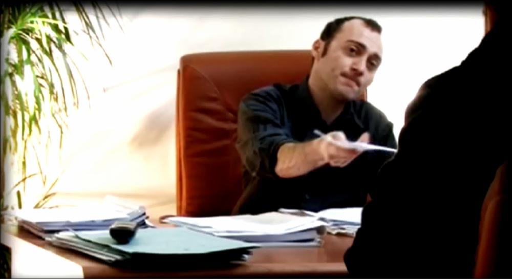 Il video è parte della collezione digitale “Primavera dei Diritti”, nata dall'omonima manifestazione promossa dalla Regione Puglia - Assessorato al Mediterraneo e realizzata dal Teatro Pubblico Pugliese tra il 18 e il 28 febbraio 2010 a Bari. Poco prima dell'inizio della cerimonia inaugurale si è tenuta la proiezione dei "Dimmi cosa vedi lab", spot girati a Bari con interviste ai cittadini sul tema dei diritti. La risorsa si presenta come documentario per il sociale articolato in due parti: la prima è una scenetta sul tema del lavoro in cui è rappresentata una situazione, ad oggi sempre più frequente, ovvero l'assunzione di un "figlio" a discapito di un "padre"; la seconda parte è caratterizzata dalla riflessione di alcuni intervistati sulla considerazione del lavoro. D...