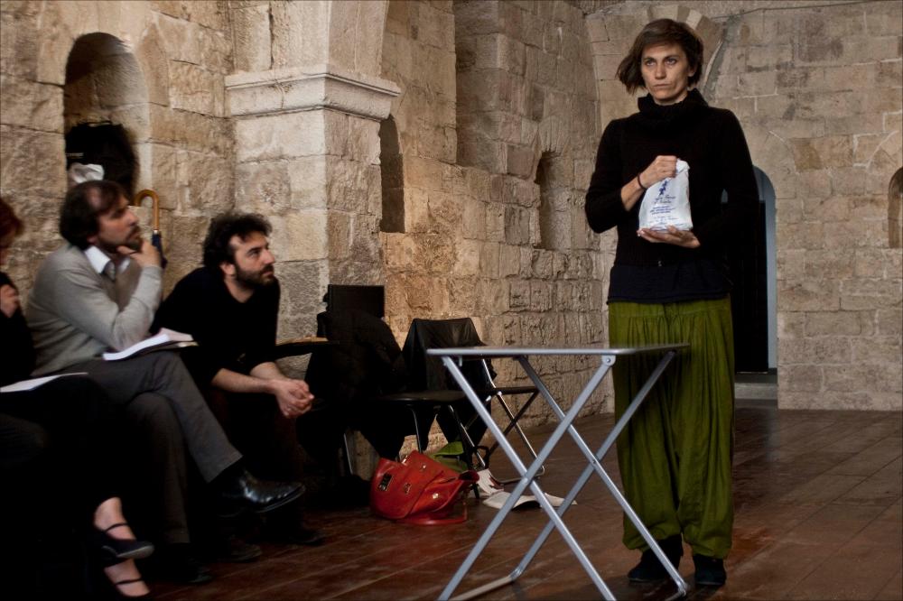 L'immagine digitale cattura uno dei momenti recitativi del workshop teatrale tenutosi a Bari dal 2 all'11 maggio 2011 con il regista lituano Eimuntas Nekrošius. L'iniziativa fu prodotta al fine di creare un momento importante di formazione per sviluppare una potenziale crescita professionale degli attori pugliesi con l'obiettivo di spendere le proprie competenze e capacità sul mercato non solo italiano ma anche europeo. Uno dei Maestri più importanti sulla scena del teatro mondiale, vincitore di diversi riconoscimenti e premi internazionali, ha così esaminato le capacità attoriali di 30 giovani talenti su testi scelti dalla "Divina Commedia" di Dante Alighieri e da "Il Maestro e Margherita" di Michail Bulgakov. L'iniziativa promossa dal Teatro Pubblico Pugliese rientra ...