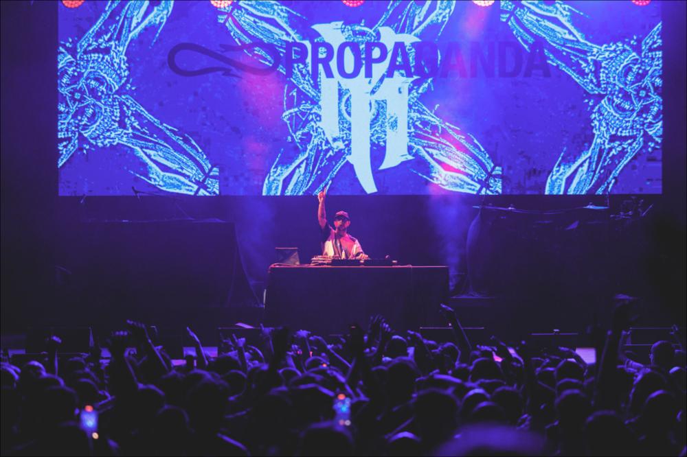 <div>Lo scatto immortala un momento dell’esibizione del DJ <strong>TY1</strong>, sul palco di Masseria Ferragnano nella serata del 12 agosto 2024, per la XX edizione del Locus Festival. Il DJ salernitano, con la sua inconfondibile maestria ai vinili, rappresenta uno dei punti di riferimento più solidi e autorevoli della cultura urban italiana.</div>...