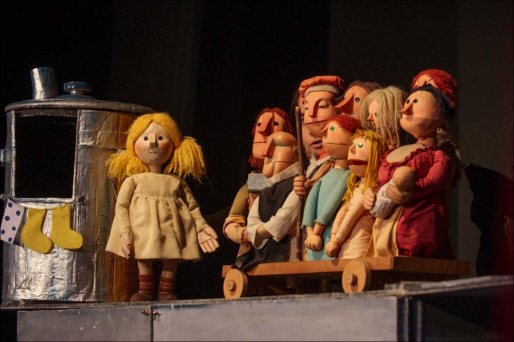 Lo scatto fotografico è rappresentativo della raffinata maestria e sapiente esperienza della Compagnia Granteatrino nell’affascinante mondo del teatro popolare dei burattini. La stagione teatrale settembre-dicembre 2022 della Casa di Pulcinella, diretta da Paolo Comentale, è stata intitolata “Gocciagoccia ci si innamora del teatro” e ha portato in scena numerose produzioni della Compagnia.
Il 10 dicembre 2022 è stato rappresentato “Il viaggio di Luna”.
Luna è una bambina coraggiosa che insieme ai suoi amici riuscirà a sventare le losche mire di conquista del perfido barone Scalaquaranta. Luna troverà il modo di salvare il suo paese, Castellargentato, noto in tutto il mondo delle fiabe per le sue bellissime montagne di zucchero filato, risorsa preziosa che il barone catt...