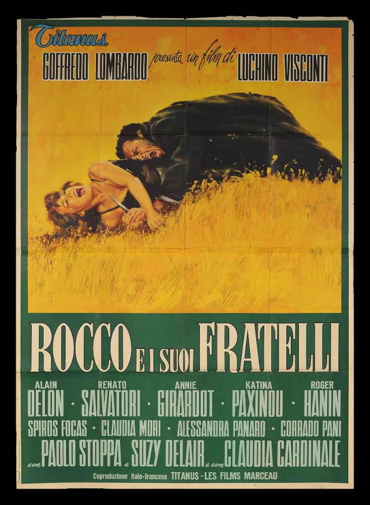 L'immagine riproduce uno dei manifesti conservati presso la Mediateca Regionale Pugliese (vedi Note). Si tratta di una delle versioni grafiche del manifesto del film in bianco e nero “Rocco e i suoi fratelli”, del 1960 per la regia di Luchino Visconti, ispirato ad uno dei racconti contenuti in “Il ponte della Ghisolfa” (1958) di Giovanni Testori. Il manifesto immortala una delle scene più drammatiche del film, la violenza nei confronti di Nadia (Girardot) da parte di Simone (Salvatori) all'Idroscalo. Il melodramma della “Carmen” moderna è rappresentato a partire dai volti dei due soggetti, urlanti e stesi a terra con i pugni stretti, lui ad impugnare un pugnale, lei a stringere i fili di erba. Vi è un forte contrasto tra la scena rappresentata e la scelta dei colori, è ...