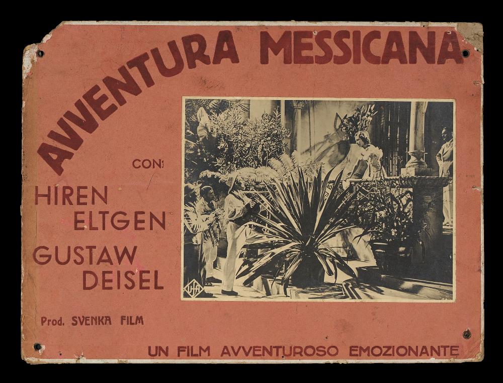 L'immagine riproduce uno dei manifesti conservati presso la Mediateca Regionale Pugliese (vedi Note). Si tratta del soggetto della fotobusta del film "Avventura messicana". La produzione italiana di fotobuste negli anni '30 e '40 comprendeva anche quelle realizzate su supporti cartonati di dimensioni particolari, come in questo caso (24x34) o più genericamente di dimensioni 49x34 circa. Come vediamo da questo esempio, le fotobuste di questo tipo su cartone (che venivano chiamate di tipo "anteguerra") presentano una fotografia di scena in bianco e nero incollata, che qui rende l'ambientazione latina del film. Intorno, nello spazio rimanente, con un'illustrazione autonoma, venivano indicate dal grafico le informazioni principali del film (titolo, generalmente anche regist...
