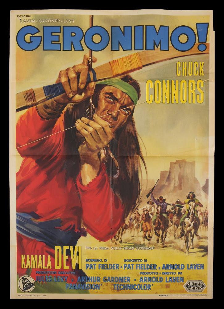 L'immagine riproduce uno dei manifesti conservati presso la Mediateca Regionale Pugliese (vedi Note). Si tratta di uno dei manifesti del film “Geronimo!” del 1962 per la regia di Arnold Laven. L’opera è a firma di Renato Casaro (R. Casaro), tra i maggiori rappresentanti della grafica e del manifesto. Casaro adottò come modello Angelo Cesselon, il primo pittore ad utilizzare, per i manifesti cinematografici, un nuovo linguaggio che dà maggiore importanza ad una grande scena e ad un ritratto per raccontare una storia. Noto per essere stato un autodidatta, riuscì tuttavia ad acquisire competenze e abilità riconoscibili, come l’uso dell’aerografo e legami con le correnti surrealiste internazionali. In questo grande manifesto protagonista indiscusso è il capo indiano Geronim...