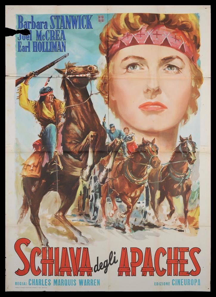 L'immagine riproduce uno dei manifesti conservati presso la Mediateca Regionale Pugliese (vedi Note). Si tratta di una delle versioni grafiche del manifesto del film "Schiava degli Apaches". La composizione pittorica, senza firma, rispecchia i canoni di quello che fu definito il "secondo stile" della pittura da cinema. I grandi volti dei divi dominano lo spazio, enfatizzando la figura del protagonista anche come essere umano. Gli elementi principali si ritrovano in primo piano, scene principali che descrivono la storia e l'atmosfera che si respirano nel film. In uno stile narrativo piuttosto classico e accademico, l'artista dipinge in primo piano una scena d'azione western con, cavalli, indiani e carrozze, mentre lo sguardo pensieroso di Barbara Stanwick lasciano intend...