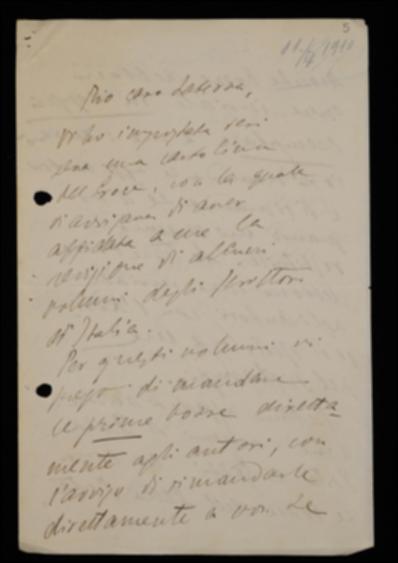 Facendo riferimento ad una cartolina spedita a Napoli il 10 luglio 1910, con cui Benedetto Croce avvertiva Giovanni Laterza di aver affidato la revisione di alcuni volumi degli Scrittori d'Italia a Fausto Nicolini, quest'ultimo indica le norme per la spedizione delle bozze, precisando che gli sono stati affidati anche i volumi in corso di Carlo Gozzi e Giambattista Della Porta. Nicolini chiede all'editore barese che le nuove bozze di Della Porta si spediscano eccezionalmente a lui, che a sua volta invierà le bozze di Carlo Gozzi non appena le avrà ricevute da Giuseppe Prezzolini. Si prega Laterza di invitare il proto a limitare le sue correzioni alle sole mende tipografiche.