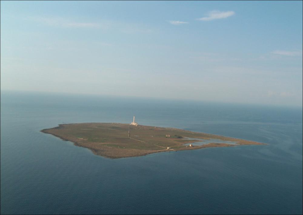 Il comune di Gallipoli, rientra nell'ambito paesaggistico del Salento delle Serre. Il tratto costiero che si estende da Torre Vado (al confine tra Marciano di Leuca e Salve) all'area di Torre d'Alto Lido (al confine tra Galatone e Nardò), si differenzia: a partire dalla marina di Salve, sita a nord-ovest di Torre Vado, fino a Torre S. Giovanni, il litorale si presenta prevalentemente sabbioso ed è intervallato solo da brevi tratti di costa rocciosa bassa. Tra gli arenili, domina la grande spiaggia delle Pesculuse estesa per ben 12 km. Dopo Punta Pizzo si estende un'altra ampia spiaggia falcata, con al centro la zona residenziale di Baia Verde, intervallata solo in alcuni punti da tratti rocciosi con spiaggia sabbiosa al piede. Particolarmente interessanti risultano qui ...
